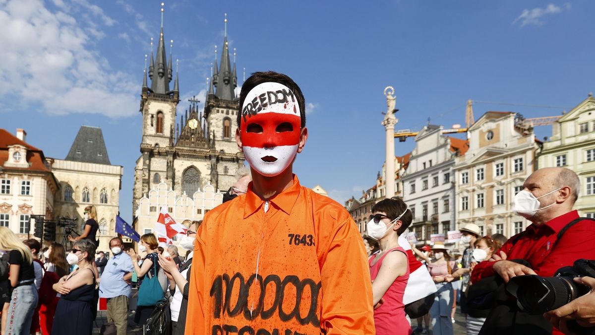 FOTO: Stovky lidí podpořily na demonstraci v Praze běloruskou opozici